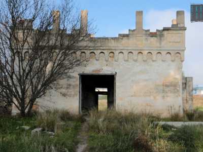 In una abbandonata costruzione in pietra, che pare un piccolo castello...